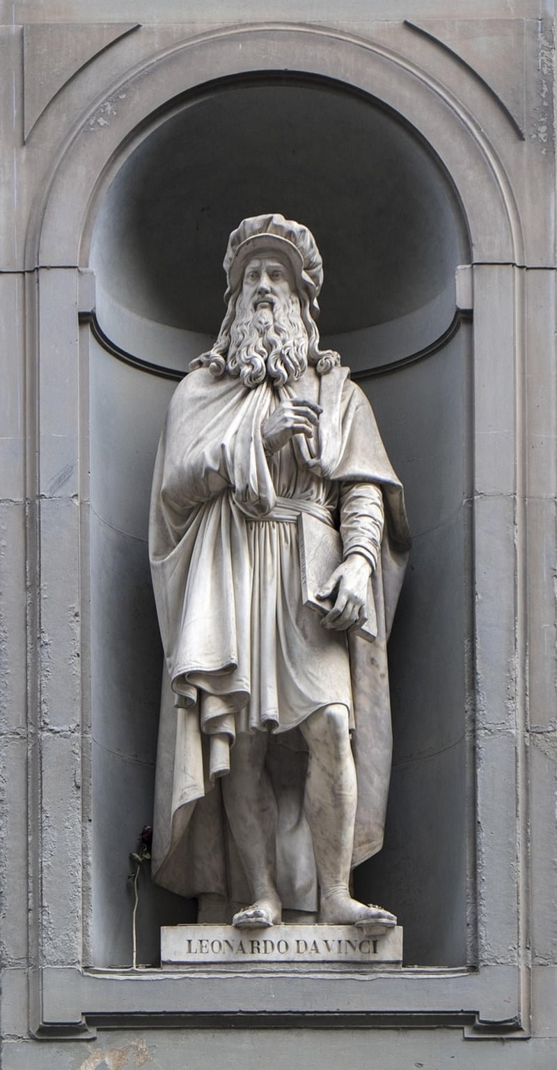 Leonardo da Vinci Statue